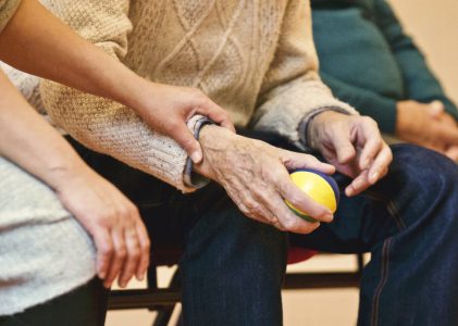 Alzheimer : l’INSERM recommande la prise en charge adaptée au domicile