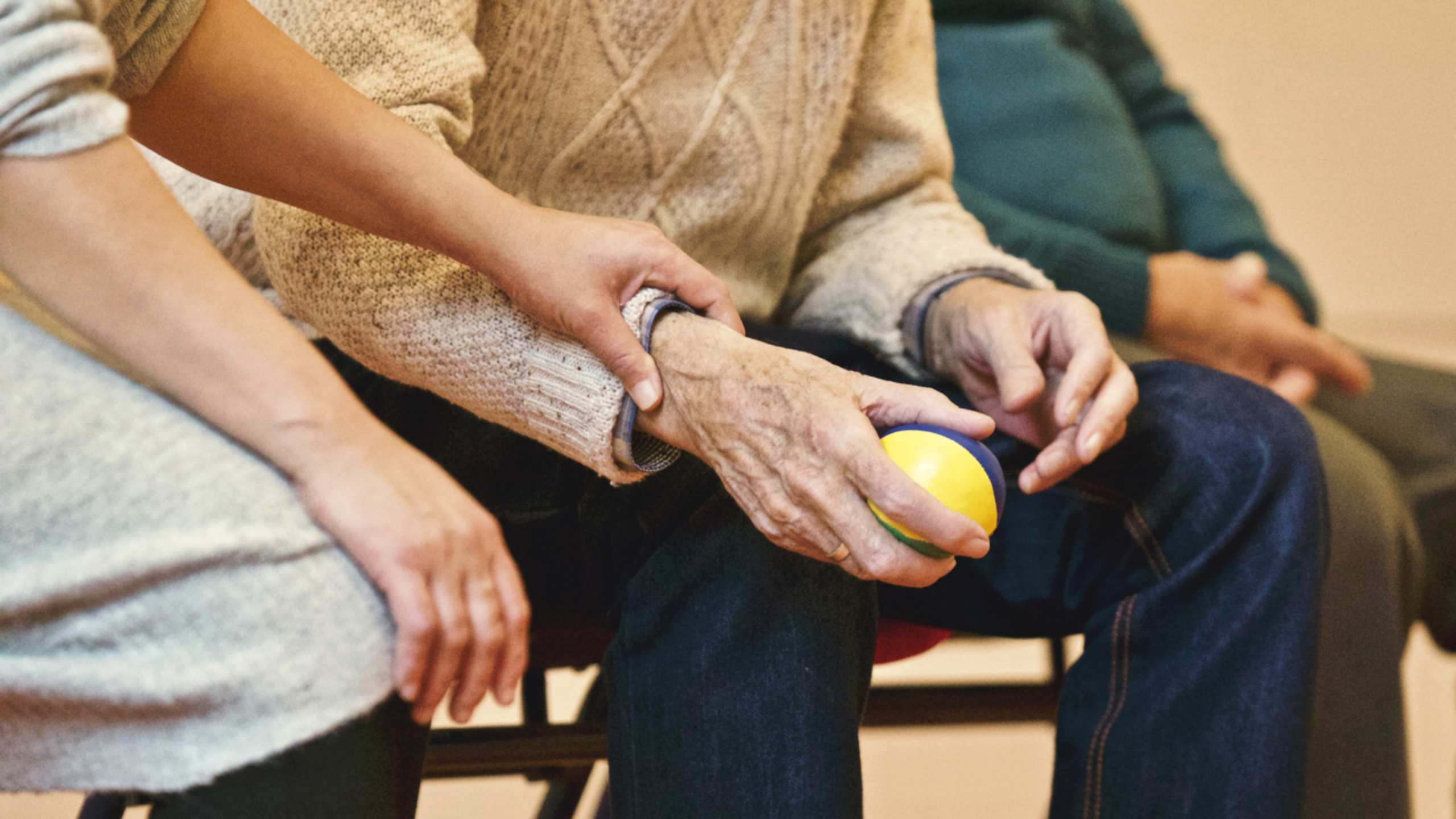 Alzheimer : l’INSERM recommande la prise en charge adaptée au domicile